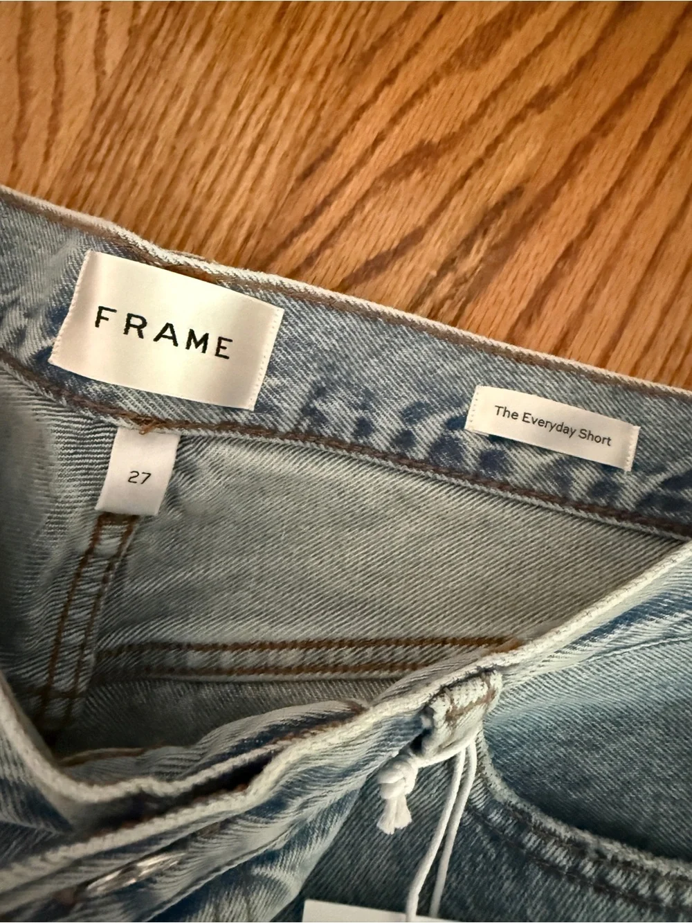 Frame the everyday short Denim High-Rise Frayed Hem Denim Shorts in Light Blue